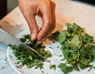 کار سبزی پاک کنی در منزل اصفهان