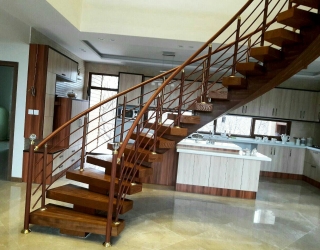 کف پله چوبی رنگ شده