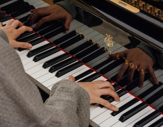 تدریس خصوصی پیانو و هنگ درام درمنزل هنرجو توسط مدرس خانم