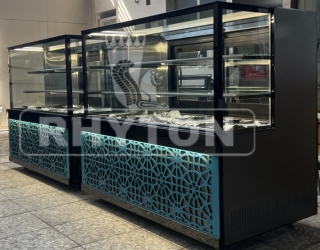 ویترین قنادی ریتون – نمایش حرفه‌ای دسر و شیرینی