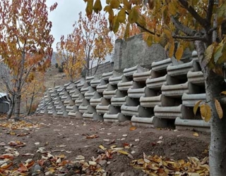 دیوار حائل با گلدان گلفوژ قیمت گلدان بتنی