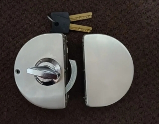 696