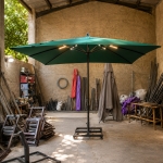 سایبان پایه کنار مربع سبز رنگ
